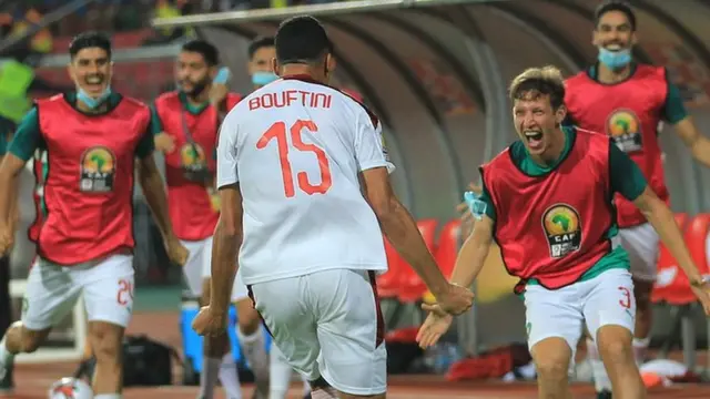 Soufiane Boutfini célèbre un but avec ses coéquipiers après avoir mis le Maroc sur la voie d'une deuxième finale consécutive du CHAN