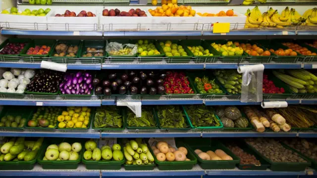 Frutas y verduras en un supermercado