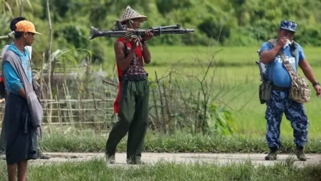 রাখাইনে টহলরত সৈন্য