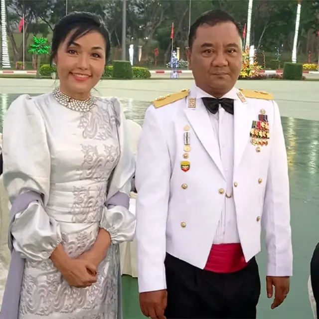 Lily Naing Kyaw berfoto dengan juru bicara militer Myanmar, Jenderal Zaw Min Tun, dalam acara perayaan Hari Angkatan Bersenjata pada 27 Maret 2023.