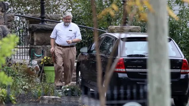 El padre de Joshua Boyle sale de su auto en Ontario.