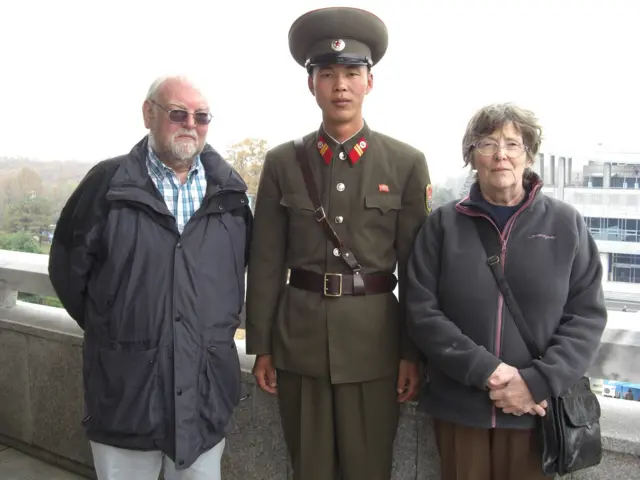 2011년 제임스 호어가 아내인 수잔 여사와 함께 판문점을 방문해 북한 군인과 사진을 찍고 있다