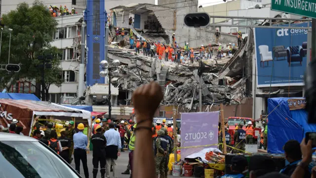 Voluntarios piden silencio durante las labores de rescate después del terremoto de México