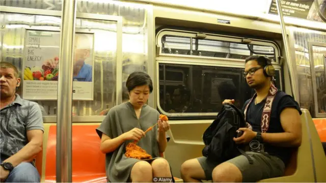 Mulher faz tricô no metrô