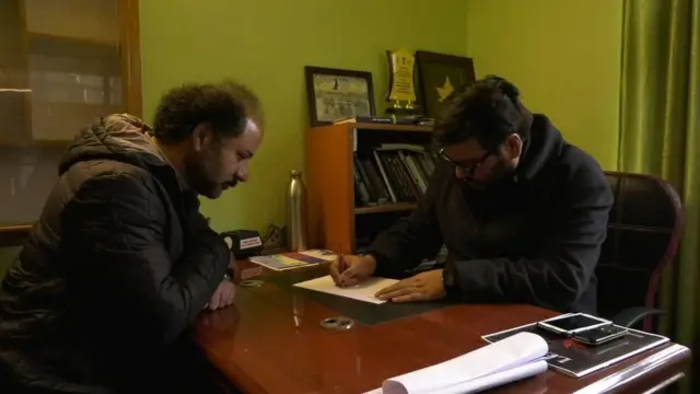 બીબીસી સંવાદદાતા રિયાઝ મસરૂર સાથે ડૉક્ટર રાજા મુઝફ્ફર ભટ