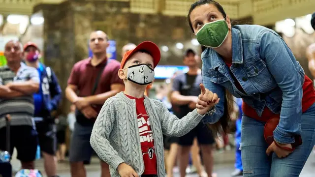 На центральному вокзалі Києва розмістили телеекрани, щоб подорожні не пропустили матч