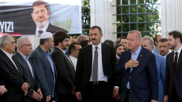 মিশরের ক্ষমতাচ্যুত প্রেসিডেন্ট মোরসির মৃত্যুর পর ইস্তাম্বুলে এক প্রতীকি জানাজায় যোগ দেন প্রেসিডেন্ট এরদোয়ান, জুন ১৮, ২০১৯