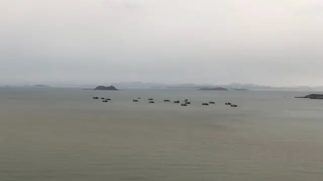 전망대에서 바라본 북녘 바다에는 중국 어선이 가득하다