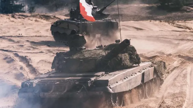 Сейчас переброска техники и солдат НАТО по Восточной Европе затруднена из-за недостаточно развитой системы железных дорог и естественных препятсвий, вроде гор и озер