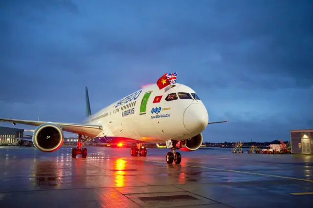 Máy bay của Bamboo Airways tại sân bay Heathrow
