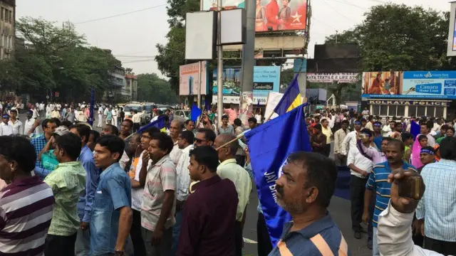 પ્રદર્શન કરનારા લોકો.