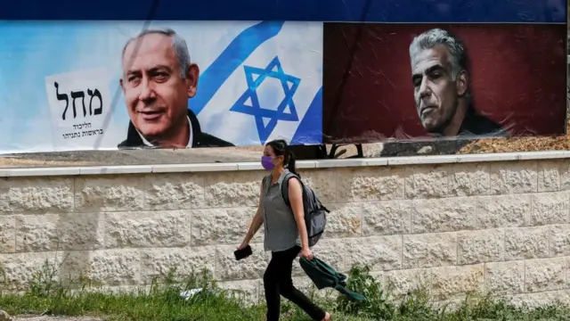 Benjamin Netanyahu (esquerda) and Yair Lapid (direita)