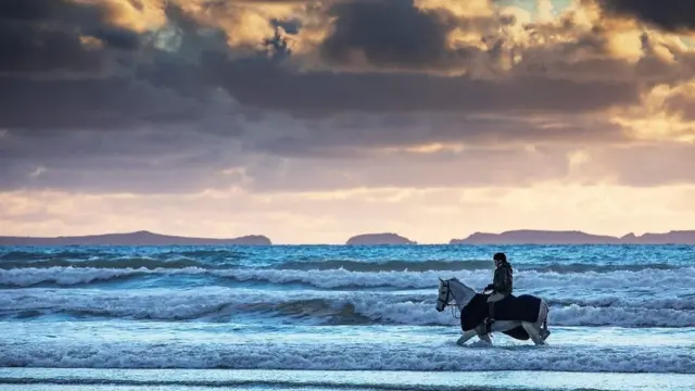 ஒற்றை குதிரையில் தனிமையில் ஒருவர் செல்வது போல இருக்கும் இந்த புகைப்படத்தௌ தாமஸ் போன் எடுத்தது.