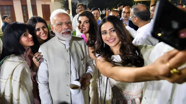 प्रधानमंत्री मोदी से मिले फिल्म जगत के सितारे