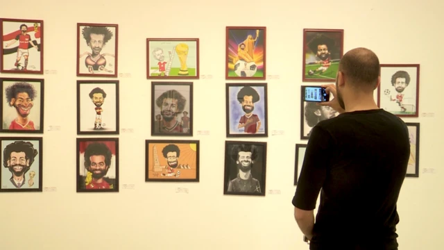 حائط عليه رسوم لمحمد صلاح