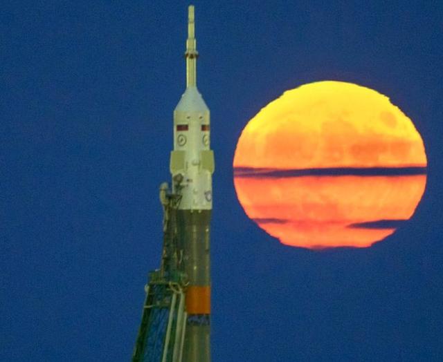 2016年，"超級月亮"注視下的俄國拜科努爾航天基地的火箭