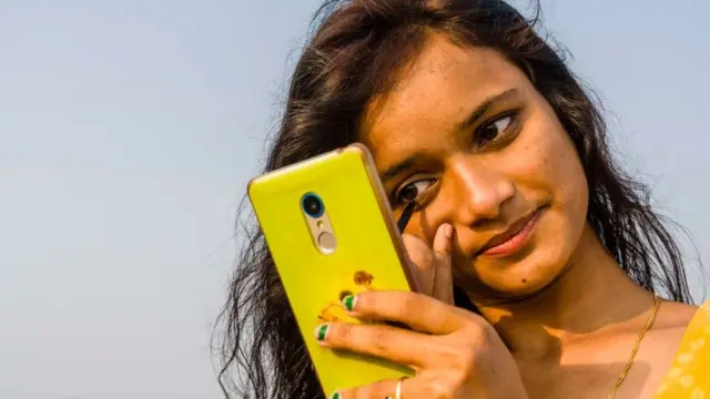 ఫోన్ వాడుతున్న యువతి