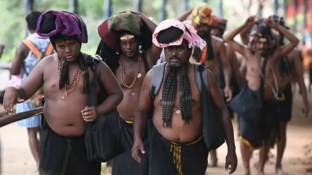 सबरीमला मंदिर जाते भक्त