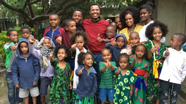 Abbabaan ijoollee guddisu waliin dhaabbata gargaarsaa Lolaan keessatti