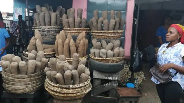 Un étalage d'ignames au grand marché Dantokpa. Les tas varient de 1.200 à 2.500 F CFA (environ 5$ US)