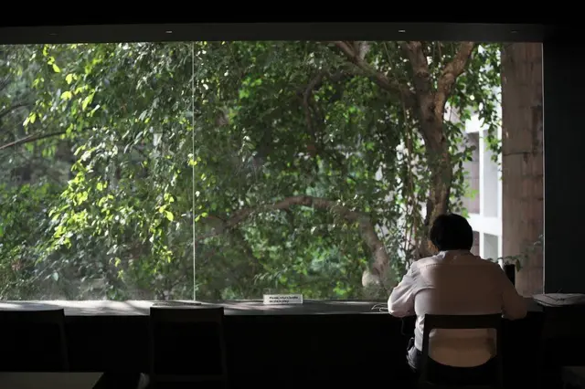 คนนั่งอ่านหนังสือ