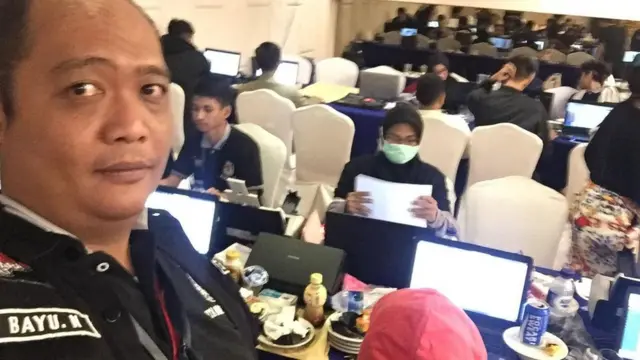 Bayu bersama petugas situng lain.