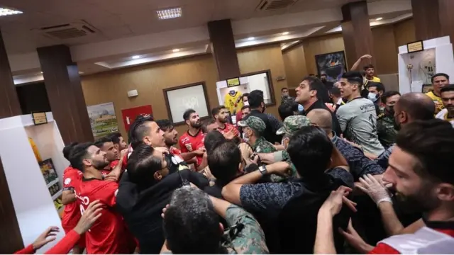 خبرگزاری مهر از درگیری شدید کمال کامیابی‌نیا بازیکن پرسپولیس با محمد محبی و امید نورافکن بازیکنان سپاهان خبر داد.