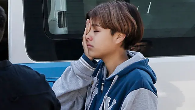 Mujer llorando la pérdida de un familiar.