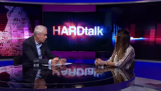 Stephen Sackur e Mia Khalifa no estúdio do programa HARDTalk