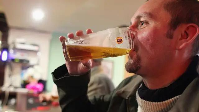 Мужчина со стаканом пива