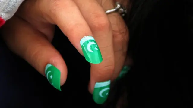 Dabaaldegyadan ayaa dhacaya xili Pakistan ay ku jirto qalalaase siyaasadeed kadib markii xilka uu ka dagay Ra'isulwasaarihii hore Nawaz Sharif.