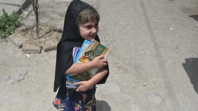 Una niña con textos escolares en Kabul on 12 de julio