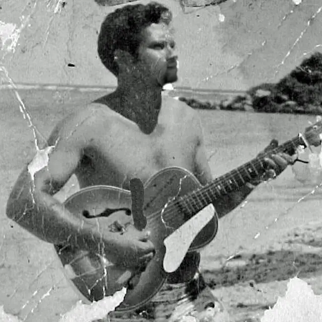 Em foto tirada por volta de 1958, o pai de Lance, Sekele, toca violão na praia, sem camisa