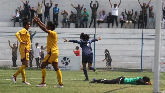 महिला फुटबल