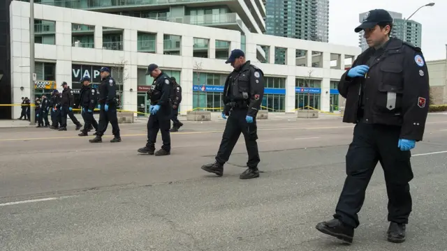 Un grupo de policías buscan videncias en la calle donde ocurrió el atropello.