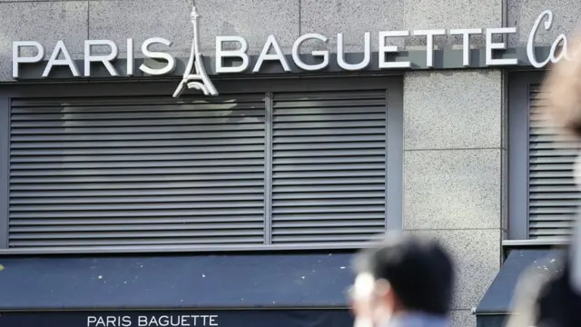 파리바게뜨 매장 간판이 보인다