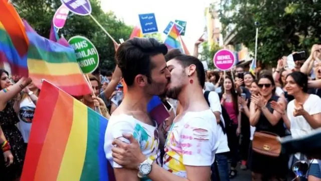 Gay Pride di Istanbul, Turki, berlangsung lancar hingga 2015, dan mulai dihambat sejak tahun 2016.