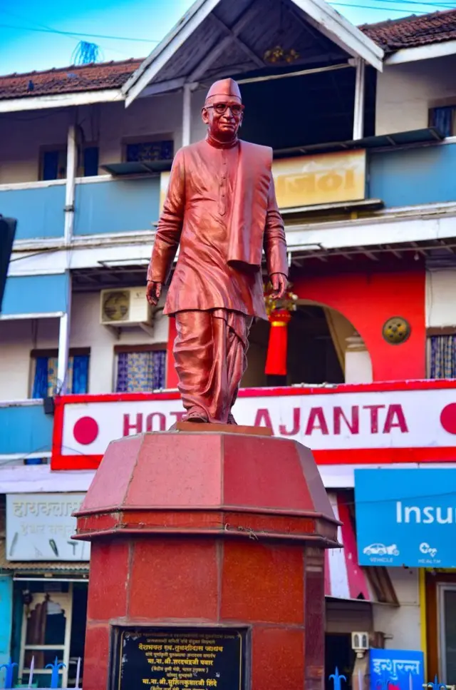 तुळशीदास जाधव आणि गांधी टोपीचं नाट्य जिथे घडलं, त्या सोलापूरच्या मेकॅनिक चौकातच त्यांचा पुतळा उभारण्यात आला आहे.