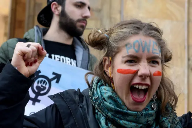 Tiflis'te bir eylemci slogan atarken.