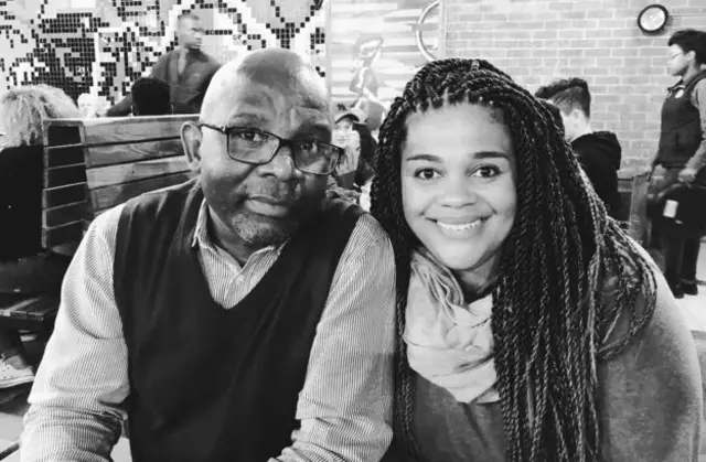 Sara-Jayne King con su padre biológico