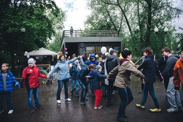 La peur des rencontres contraignait les parents à faire des balades nocturnes avec leurs enfants