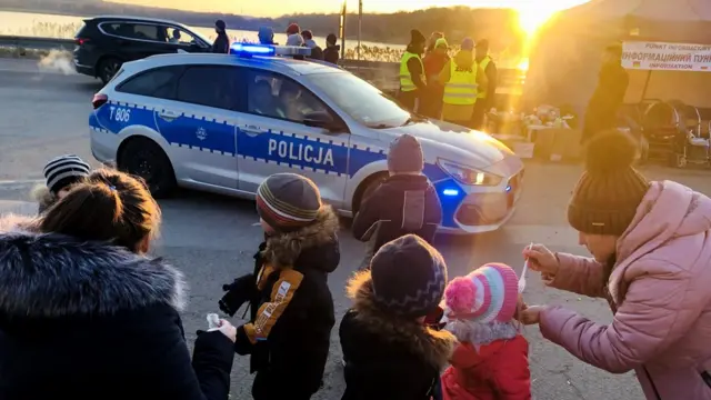 Волонтеры кормят детей