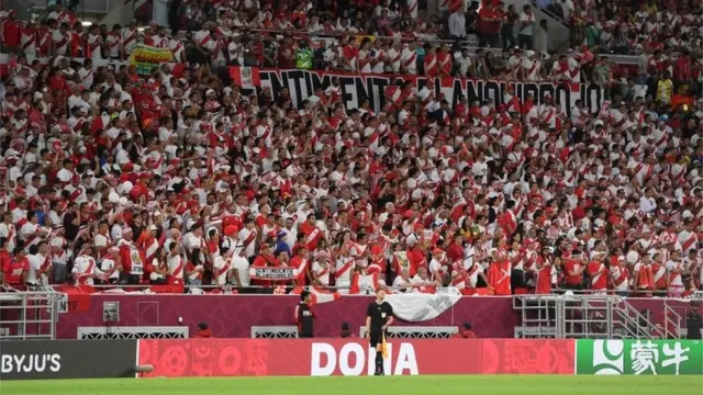 Hinchas en Doha miran el partido