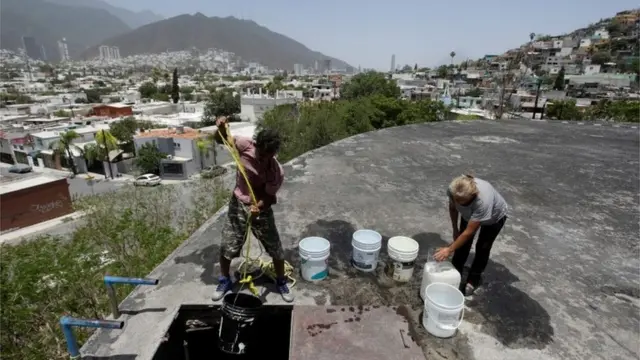 Personas extran agua de un pozo