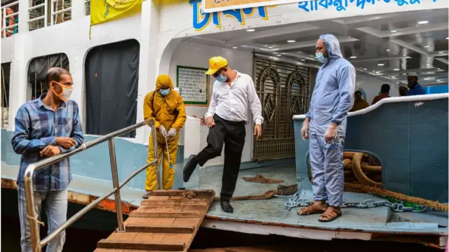 জুতোর নিচের অংশও পরিষ্কার করা হচ্ছে।