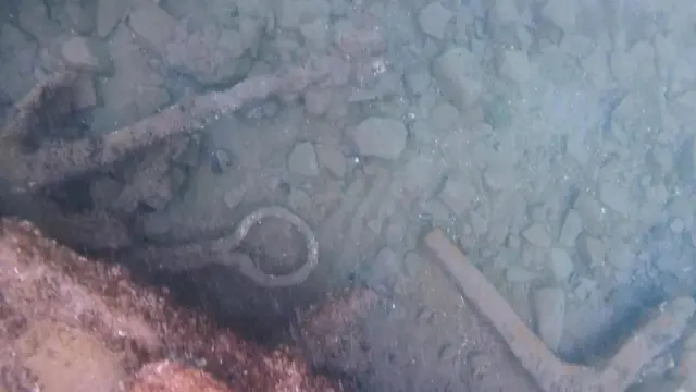 مرساة صغيرة غارقة ربما كانت من حطام إحدى السفن الغارقة