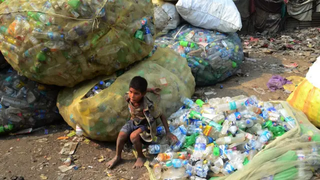 প্লাস্টিকের ব্যবহার বেড়ে যাওয়া এবং ঠিক মতো রিসাইক্লিং না করায় পরিবেশবাদীরা উদ্বিগ্ন হয়ে পড়েছেন।