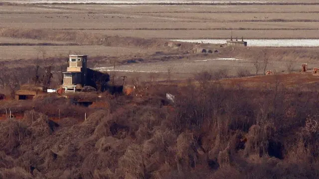 2일 오후 경기도 파주시 오두산 통일전망대에서 바라본 북한 황해북도 개풍군 북한군 초소가 고요한 모습을 보이고 있다