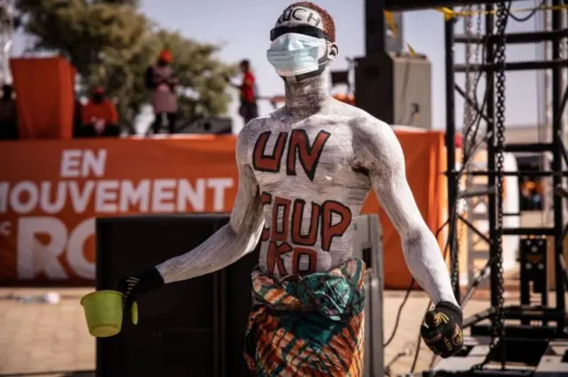 Muri Burkina Faso ni igihe cyo kwiyamamaza mu matora ya perezida, aho abashyigikiye Perezida Marc Christian Kaboré bamwifuriza kuzakubita "ingumi ya nyayo" abo bazahatana akabatsinda, nkuko byanditse mu Gifaransa mu gatuza k'uyu mugabo umushyigikiye.