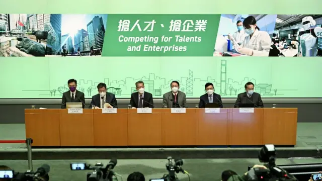 中國香港特區政府官員在金鐘政府總部出席記者會介紹「搶人才、搶企業」政策（中新社圖片23/12/2022）